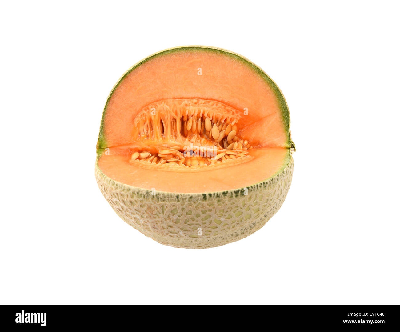 Frische Melone Melone aufgeschnitten, orange Fruchtfleisch und viele klebrige Samen zeigen Stockfoto