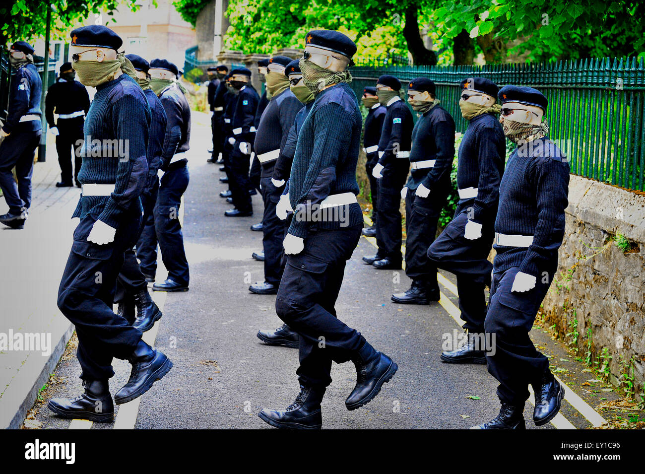 Mitglieder der der irische nationale Befreiung Armee (INLA) bei der Beerdigung von Peggy O'Hara, einem prominenten irischen Republikaner. Stockfoto
