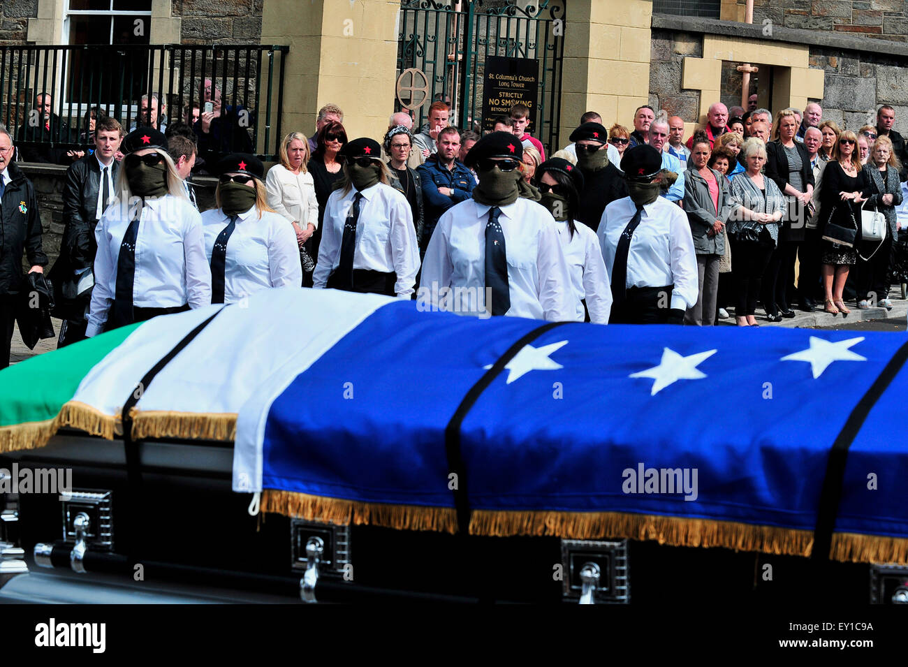 Mitglieder der der irische nationale Befreiung Armee (INLA) bei der ...
