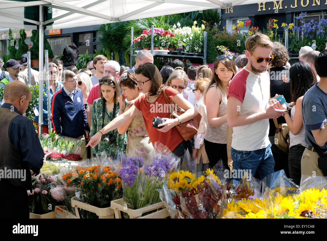 Menschen kaufen Blumen in Columbia Road market Stockfoto