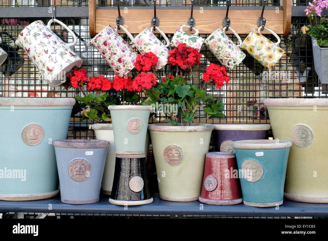 Garten-Accessoires auf dem Display in einem Geschäft, Columbia Road Blumenmarkt Stockfoto