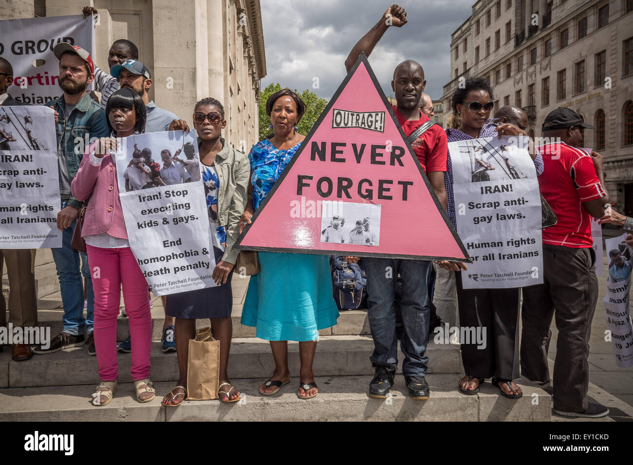 London, UK. 19. Juli 2015. 10. Jahrestag des Iran ist der beiden Teenager, Mahmoud Asgari und Ayaz Marhoni Kredit hängen: Guy Corbishley/Alamy Live News Stockfoto