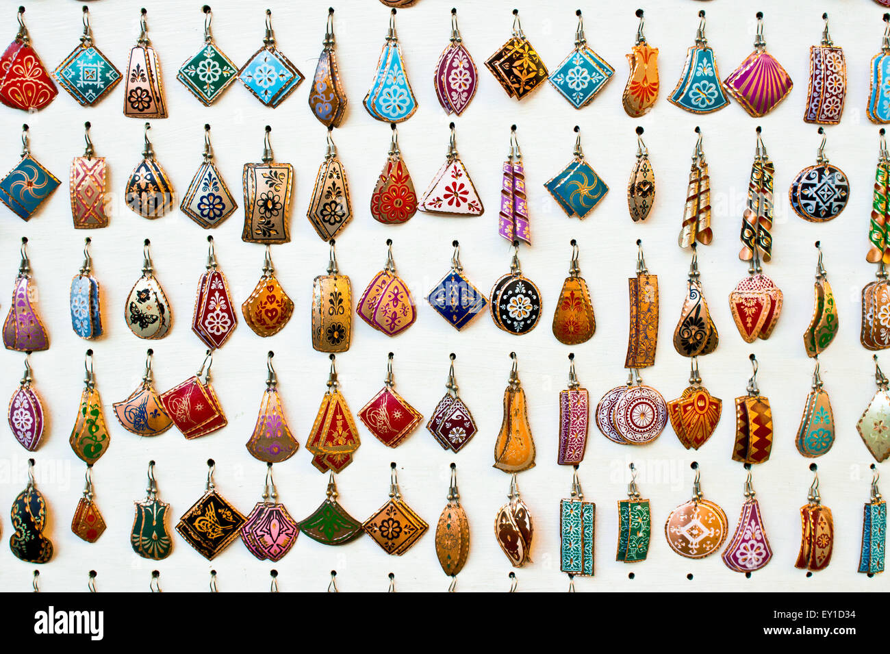 Auswahl an traditionellen türkischen Ohrringe auf dem Display in einem Geschäft Stockfoto