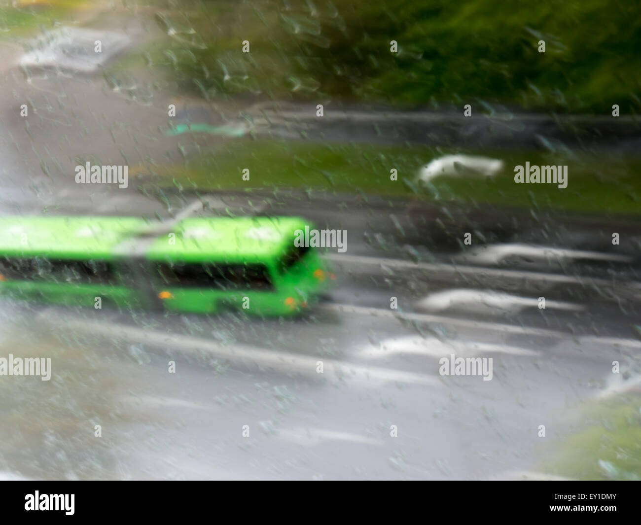Spuren von getrockneten Tropfen des schmutzigen Wassers auf das Glas. Stockfoto