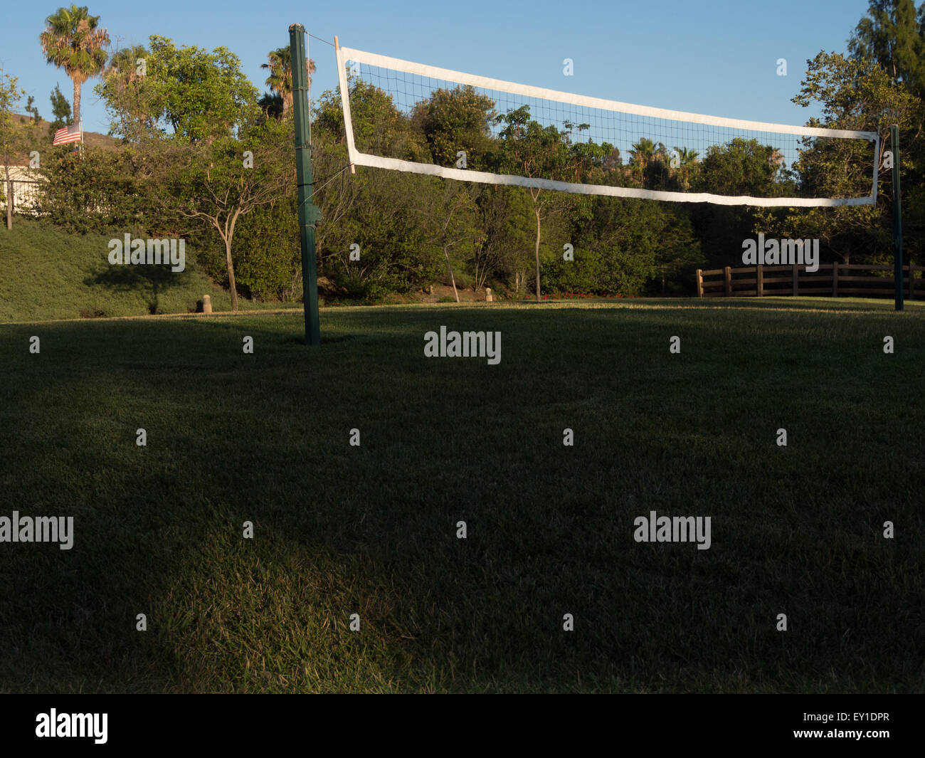 Volleyballnetz in der leeren Park warten auf die Spieler am Ende des Tages Stockfoto
