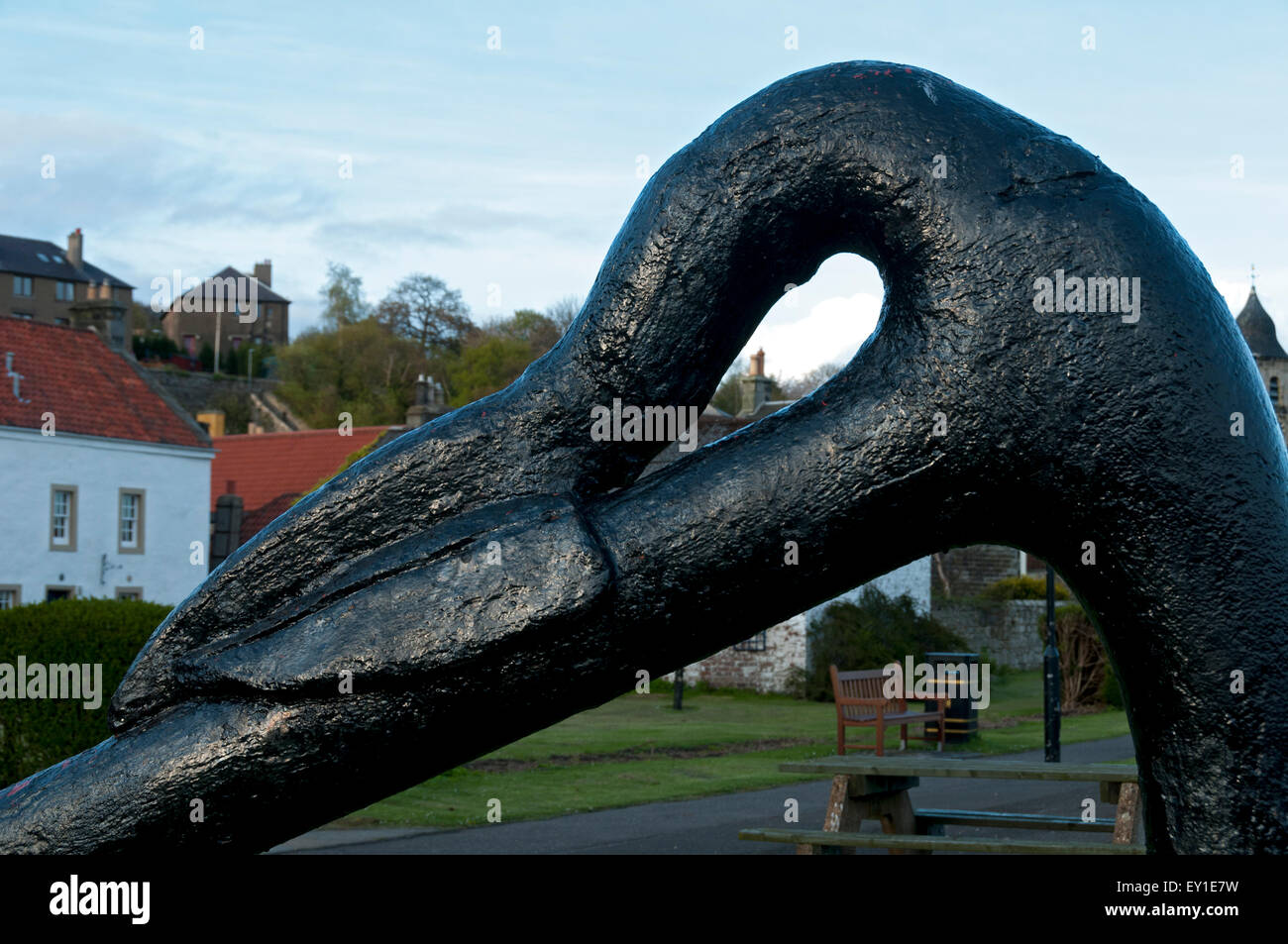 Gebogener Anker in einem öffentlichen Park in Culross, Fife, Schottland, Großbritannien Stockfoto