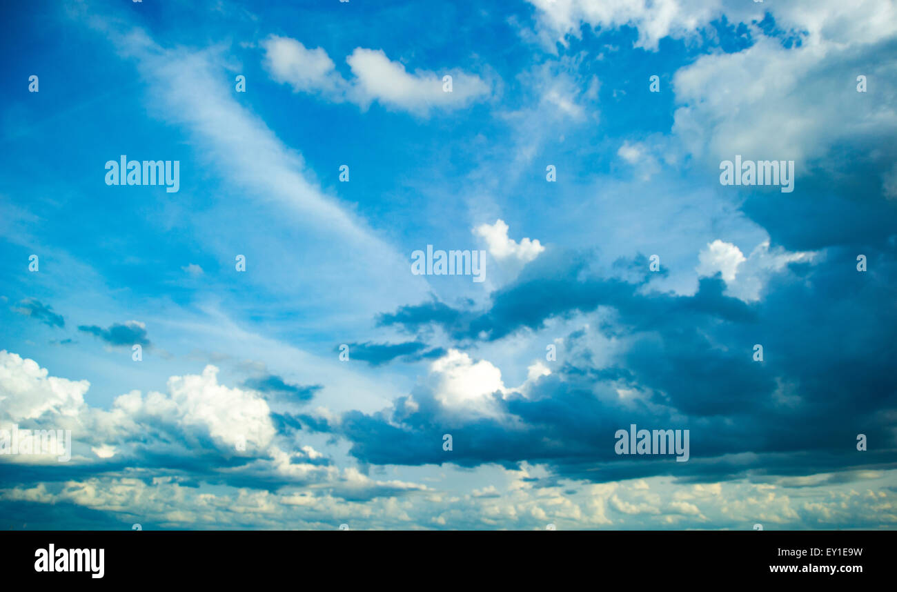 Cumulus niedrige, mittlere und hohe Wolkenbildung. Stockfoto