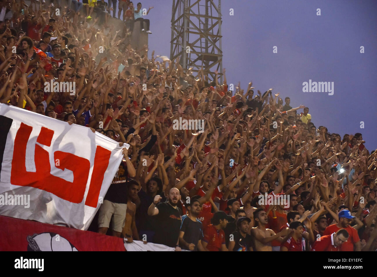 Kairo, Ägypten. 4. April 2014. Fans des Al Ahly Football club, auch bekannt als '' Ultras'', schreien Parolen während einer Trainingssaison in Vorbereitung auf Al Zamalek Club in einem Stadion in Kairo 19. Juli 2015 © Amr Sayed/APA Bilder/ZUMA Draht/Alamy Live News Stockfoto