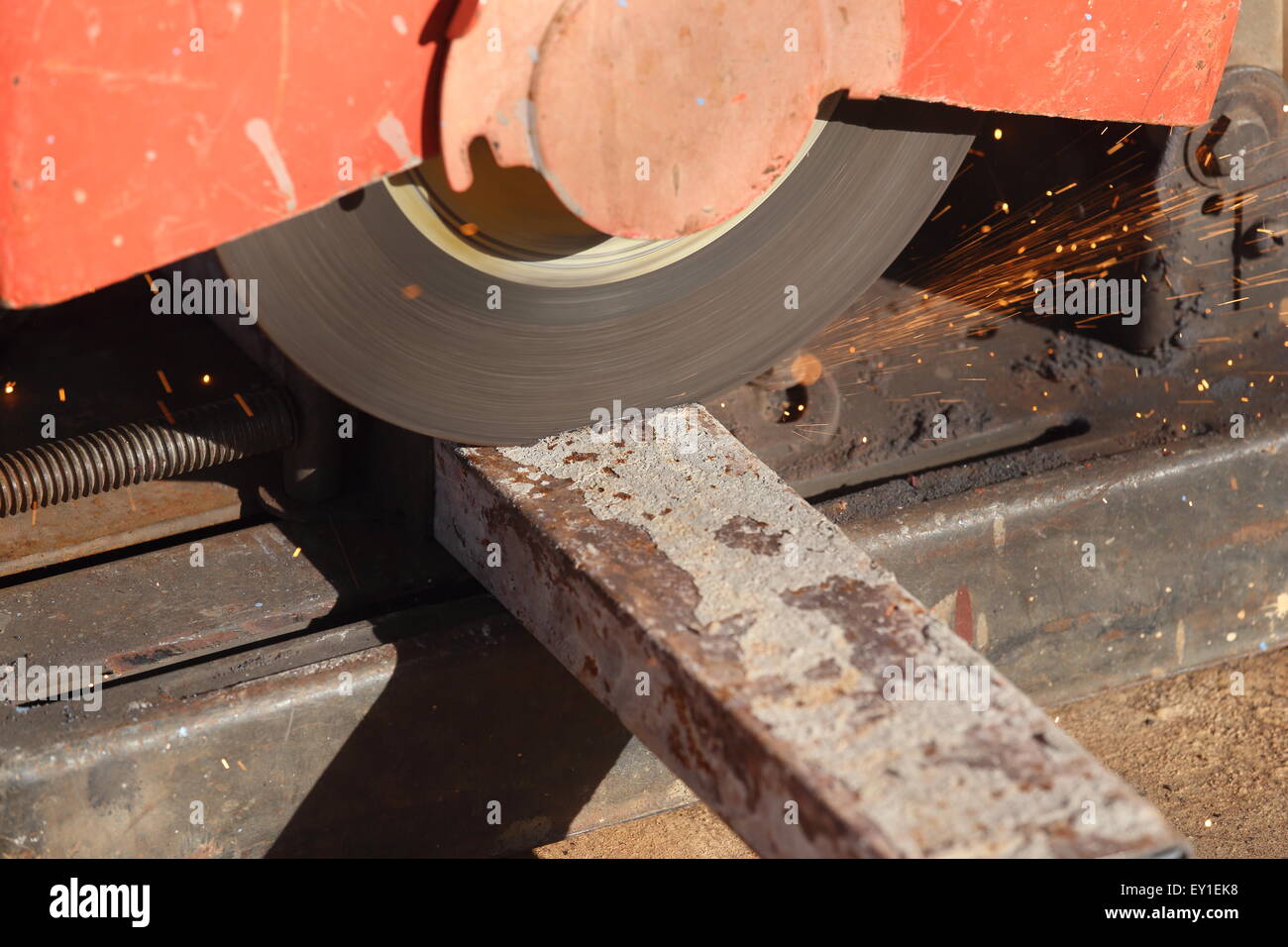 ein Metall und Stahl mit zusammengesetzten Gehrung schneiden sah mit scharfen, Runde Klinge Stockfoto