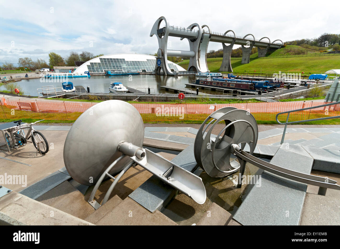 Wasserspiele, zeigt Methoden der Erhöhung oder Pumpen von Wasser, in den Wasser-Spielpark bei Falkirk Wheel, Falkirk, Schottland, UK Stockfoto