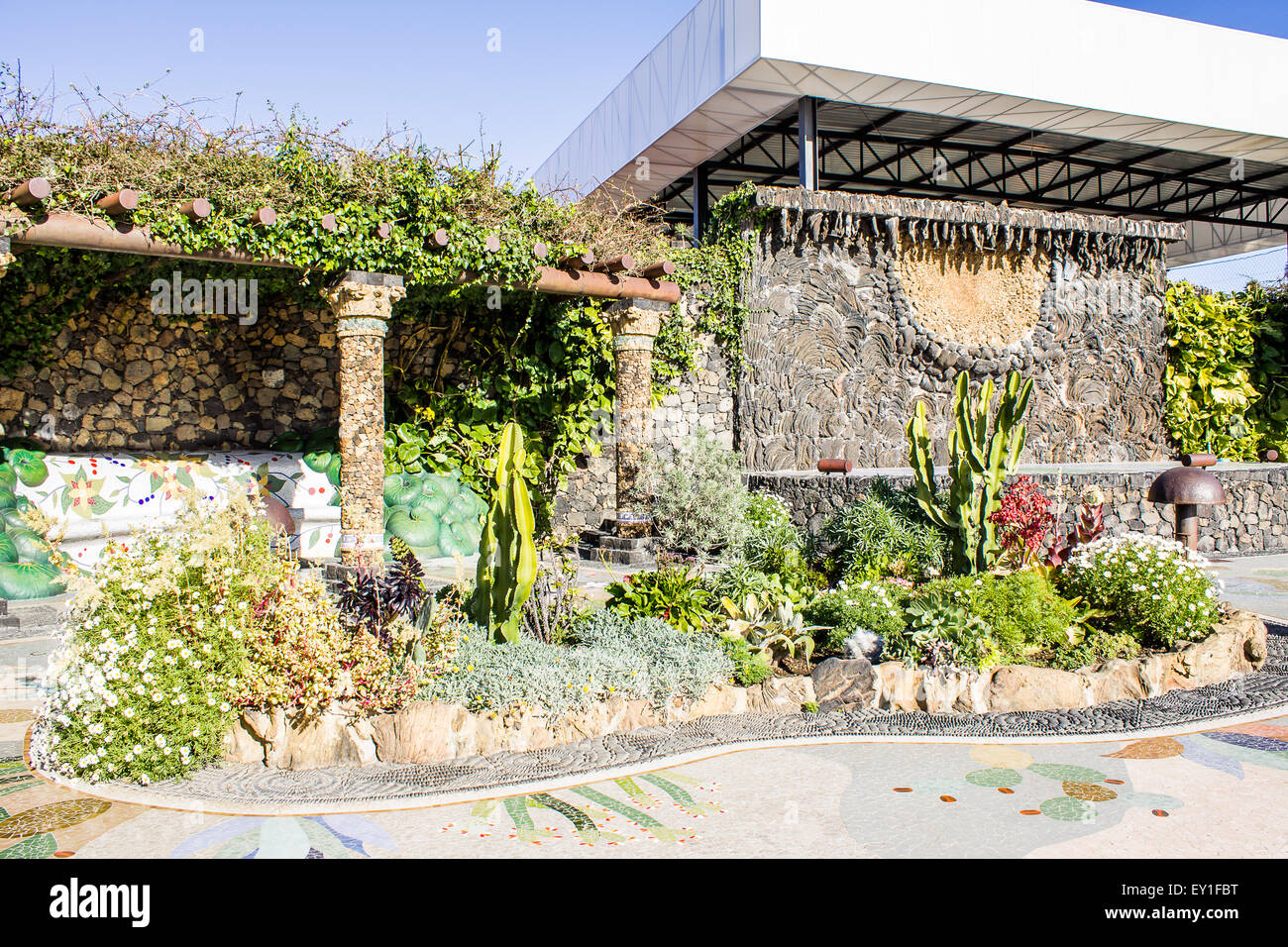 Der künstlerische La Glorieta Park in La Palma. Das Design ist stark beeinflusst von Gaudi in Kombination mit einheimischen Pflanzen der Insel. Stockfoto