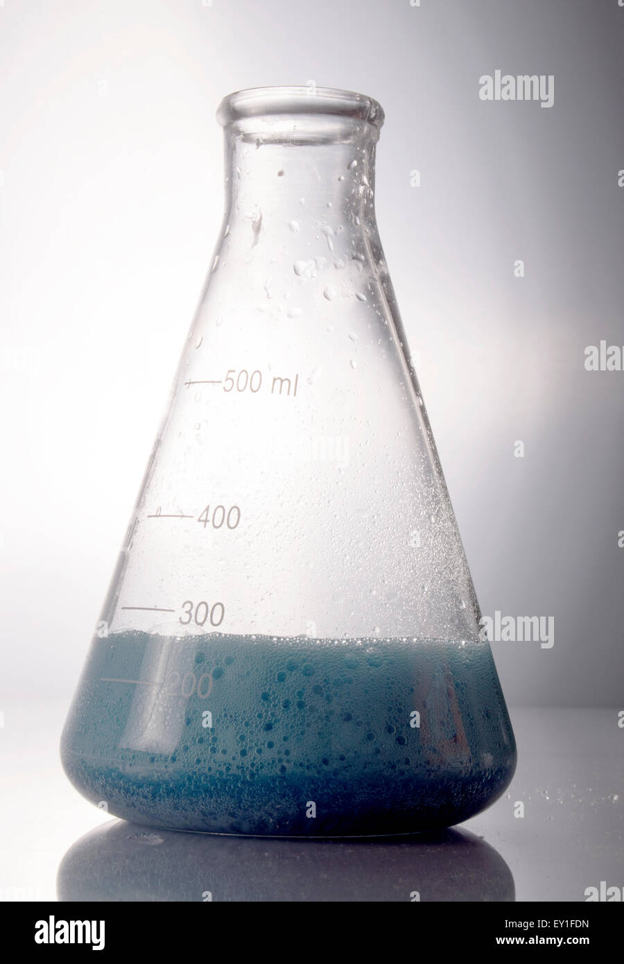 Chemische Reaktion mit Erlenmeyerkolben Stockfoto