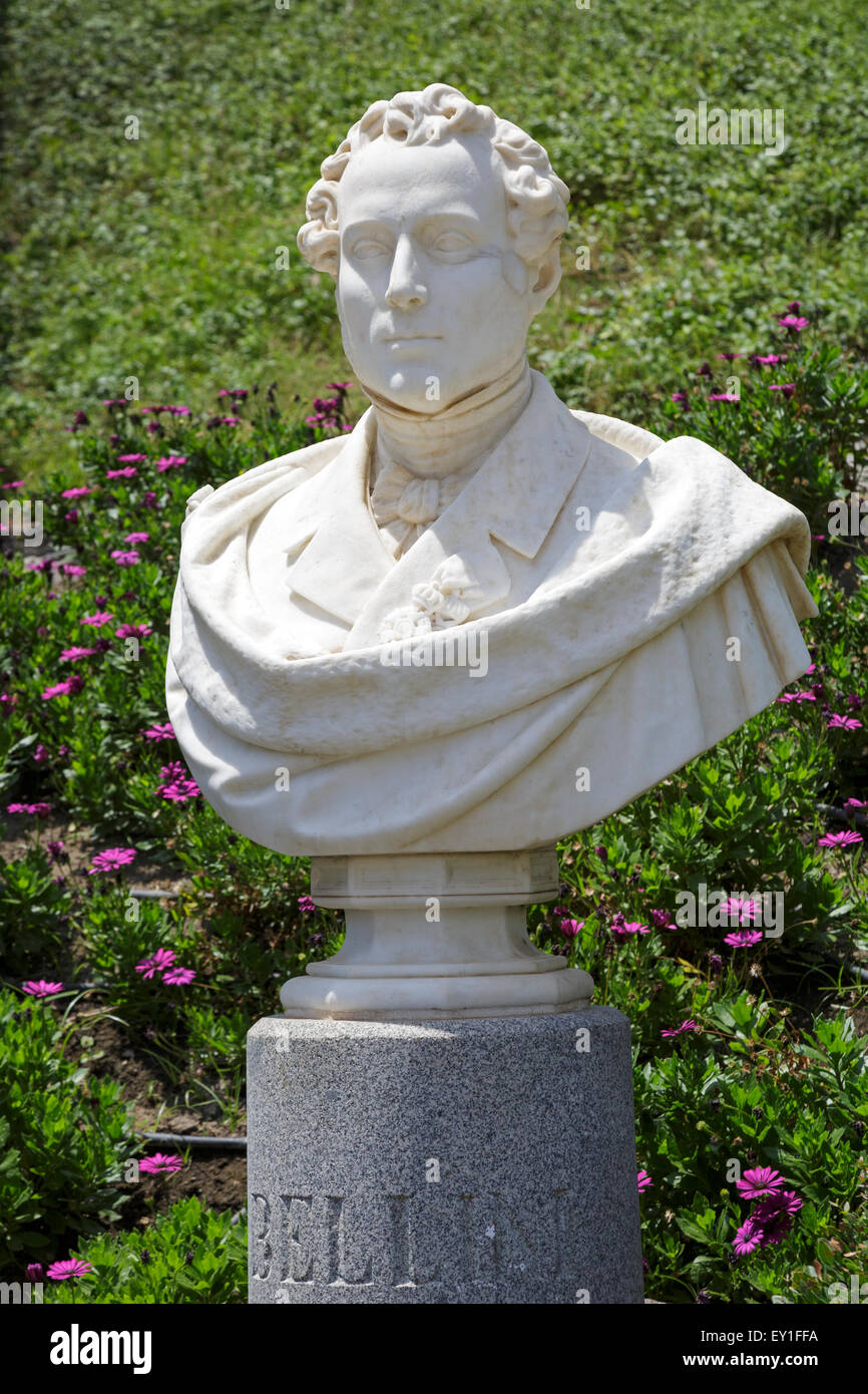 Statue und Büste von Vincenzo Bellini, der Musiker und Komponist aus Catania, Sizilien, ist die Büste in Labertinto Biscart, Stockfoto