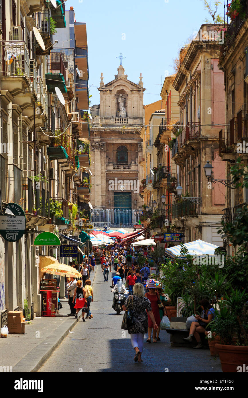 Über Pucini, Catania, Sizilien im Hinblick auf die Kirche der Santuario della Madonna del Carmine, über die Straße Markt auf der Piazza Stockfoto