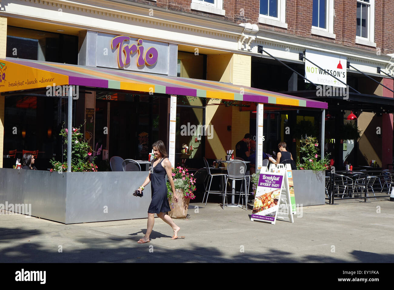 Frau geht vorbei an Trio Restaurant Marktplatz, Innenstadt von Knoxville, Tennessee Stockfoto
