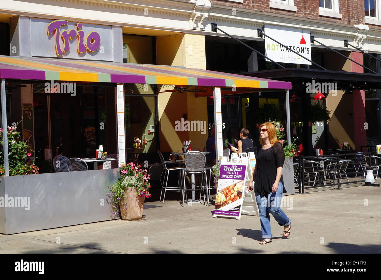 Frau geht vorbei an Trio Restaurant Marktplatz, Innenstadt von Knoxville, Tennessee Stockfoto