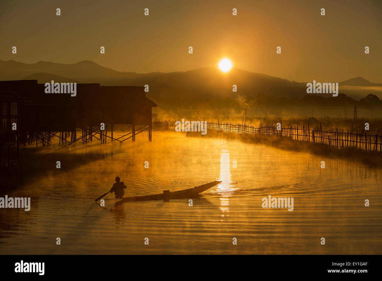 Sunrise-Nebel am Inle-See, Myanmar Stockfoto