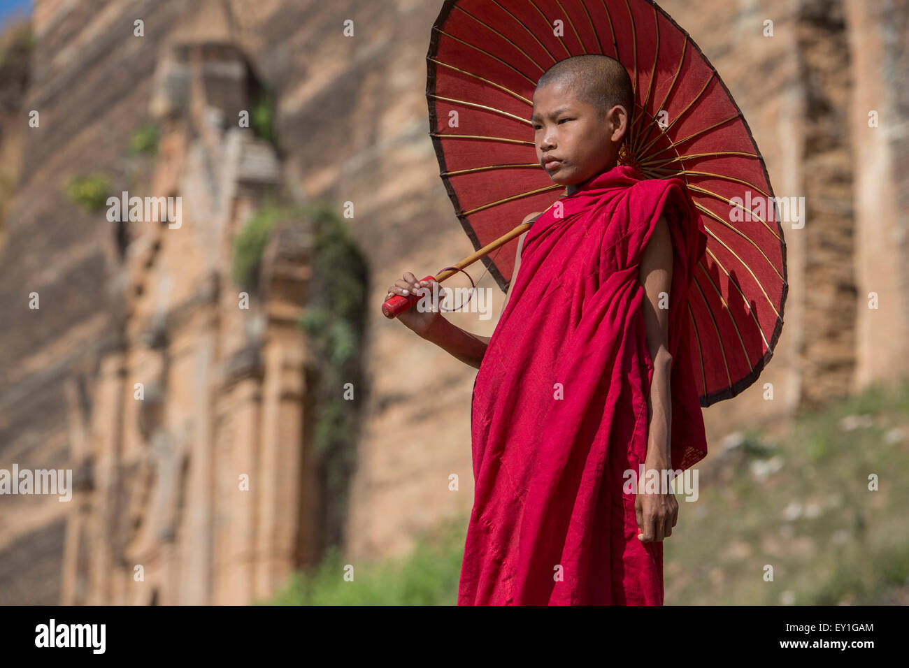 Buddhistischer Novize in Mingun Paya Pagode, Myanmar Stockfoto