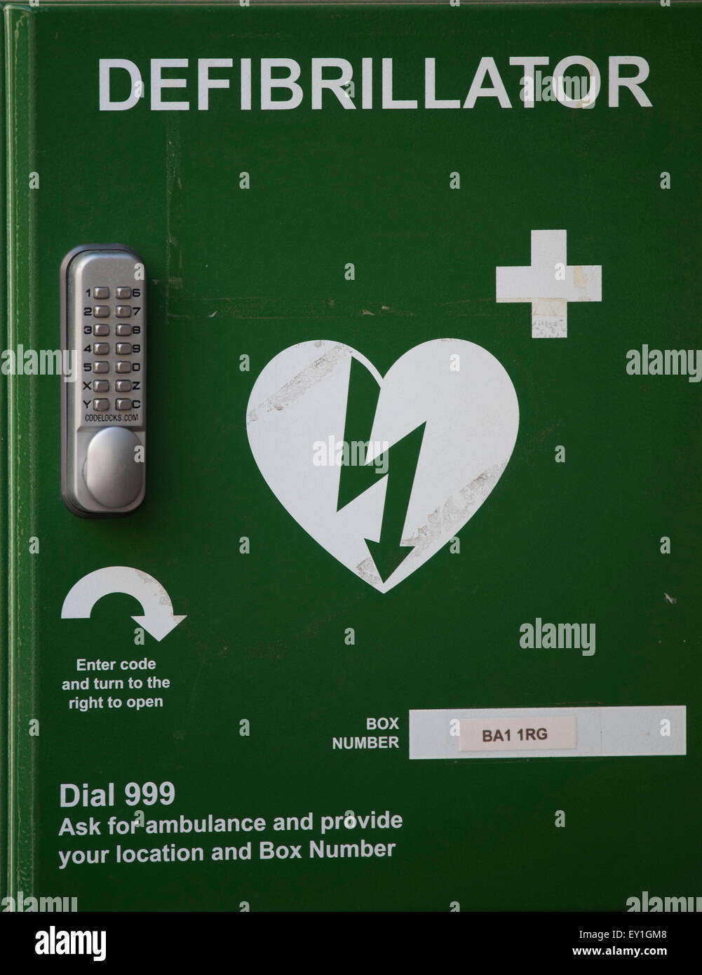 Ein Defibrillator-Zeichen. Defibrillatoren werden verwendet, um einen unregelmäßigen Herzschlag zu stabilisieren. und finden sich oft in den öffentlichen Bereichen. Stockfoto
