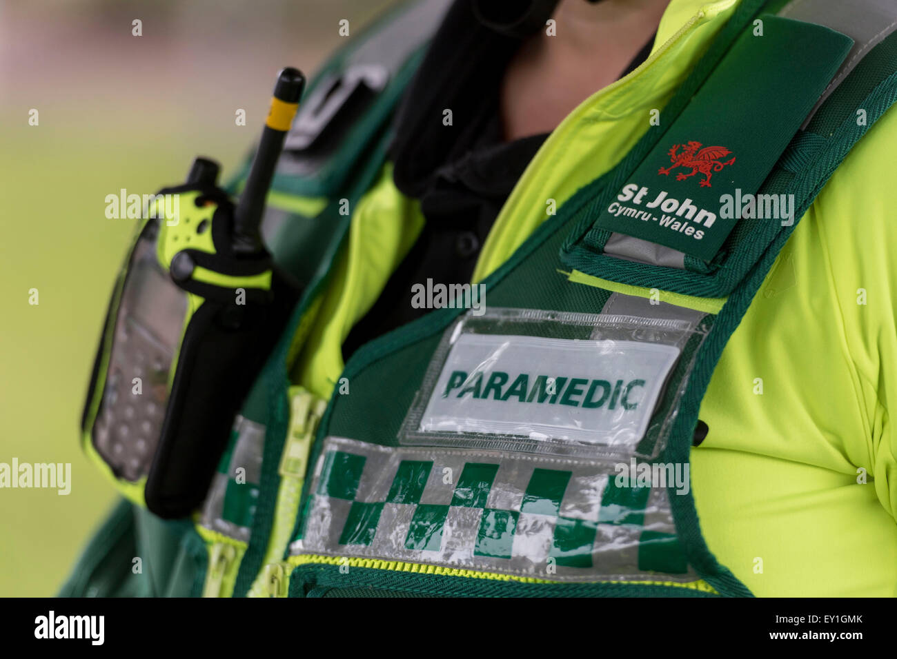 Eine Nahaufnahme von einem walisischen Sanitäter / Krankenwagen Arbeiter. Der walisische Rettungsdienst stehen unter Druck, Reaktionszeiten zu verbessern. Stockfoto