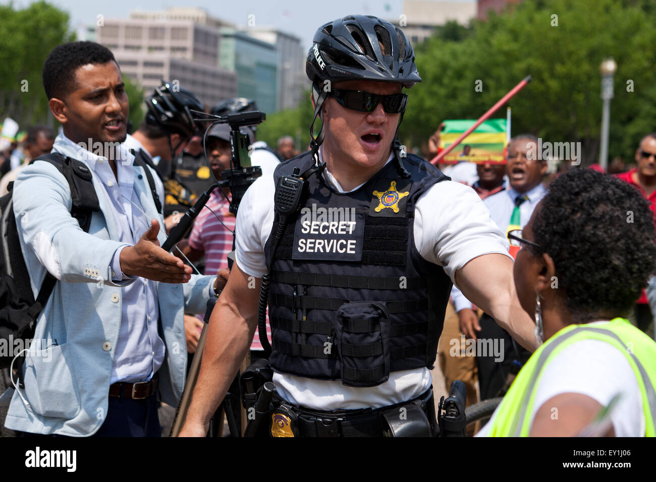 Geheimdienst-Polizist Durchführung Gruppenkontrolle während Protest - Washington, DC UsA Stockfoto
