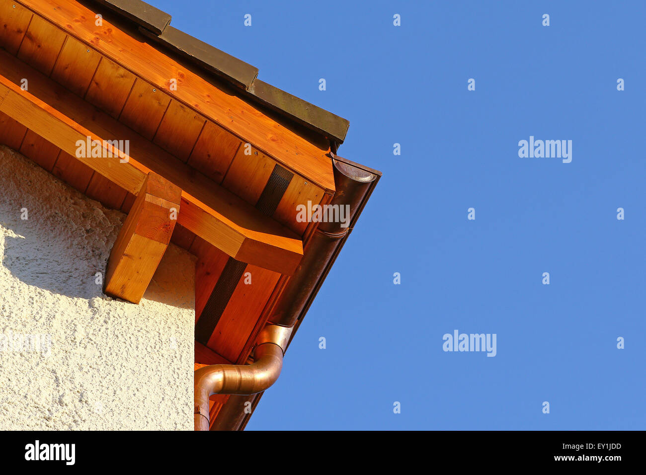 Neues Dach Top Detail mit Keramikfliesen und Kupfer Wasserrinne Stockfoto