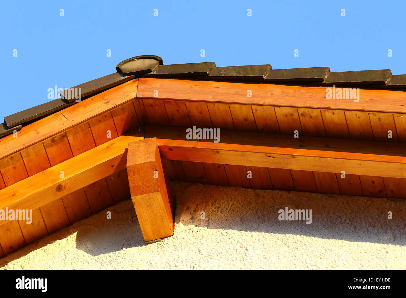 Neues Dach Top Detail mit keramischen Fliesen Stockfoto