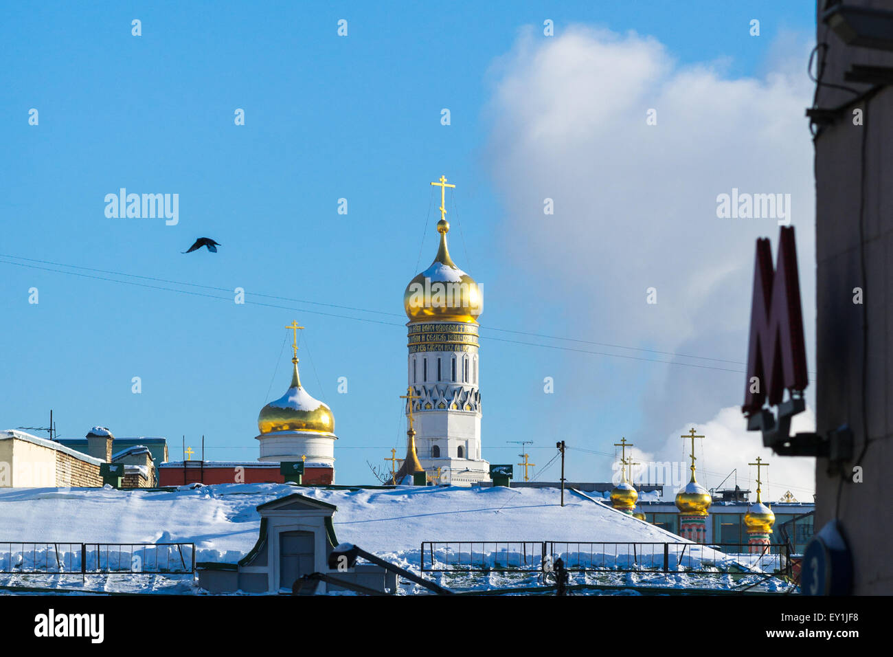 Moskauer Kreml Iwan der große Glockenturm und die Stadt. Eingang zur Arbatskaja u-Bahn, u-Bahn, u-Bahnstation Stockfoto