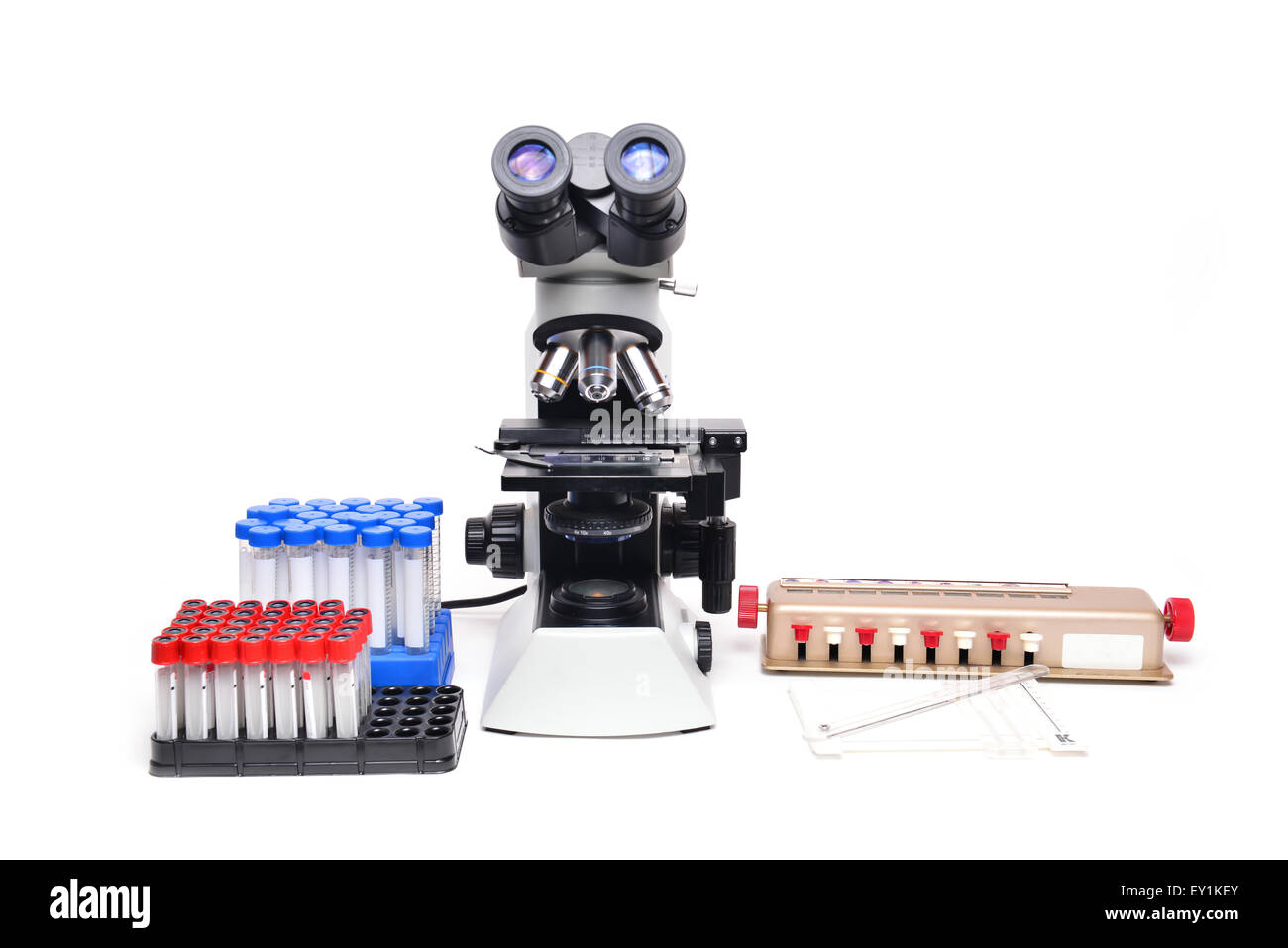 Mikroskop mit Laborgeräten auf weißem Hintergrund Stockfoto