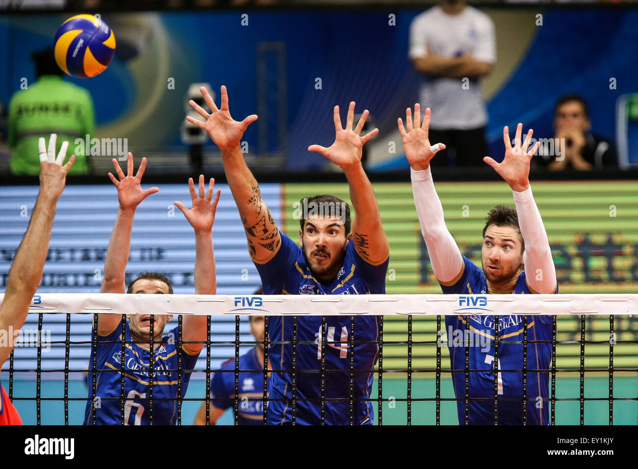 Rio De Janeiro, Brasilien. 19. Juli 2015. Frankreichs Toniutti Benjamin, Le Goff Nicolas und Tillie Kevin (L, R) blockieren den Ball während des Endspiels zwischen Frankreich und Serbien der FIVB Volleyball World League 2015 Finals am Maracanazinho Gymnasium in Rio De Janeiro, Brasilien, 19. Juli 2015. Frankreich gewann den Champion 3-0. Bildnachweis: Xu Zijian/Xinhua/Alamy Live-Nachrichten Stockfoto