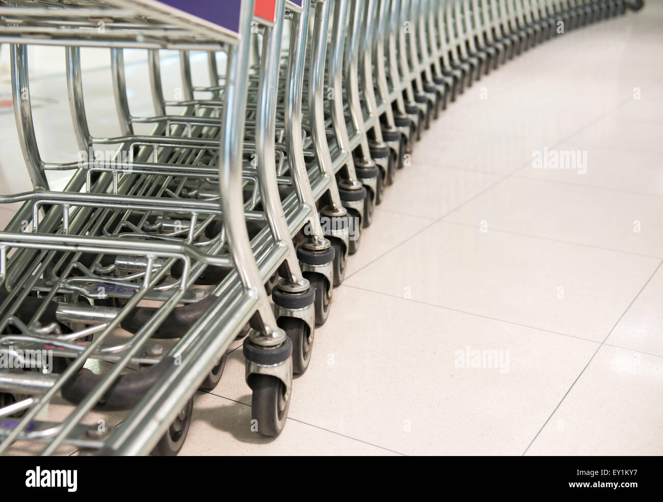 Zeile der Einkaufswagen im Supermarkt Stockfoto