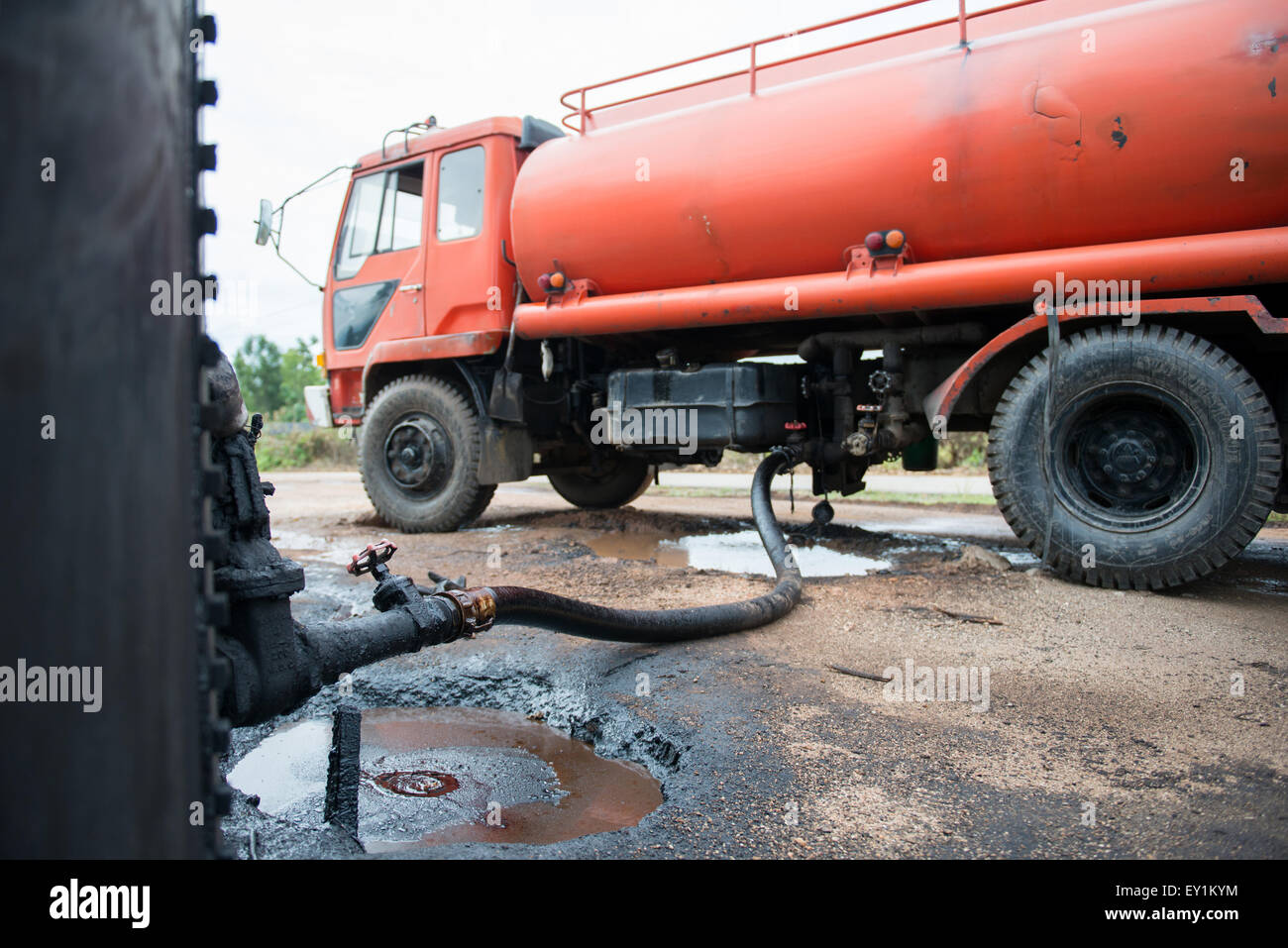 rote LKW-Transfer Rohöl aus dem tank Stockfoto