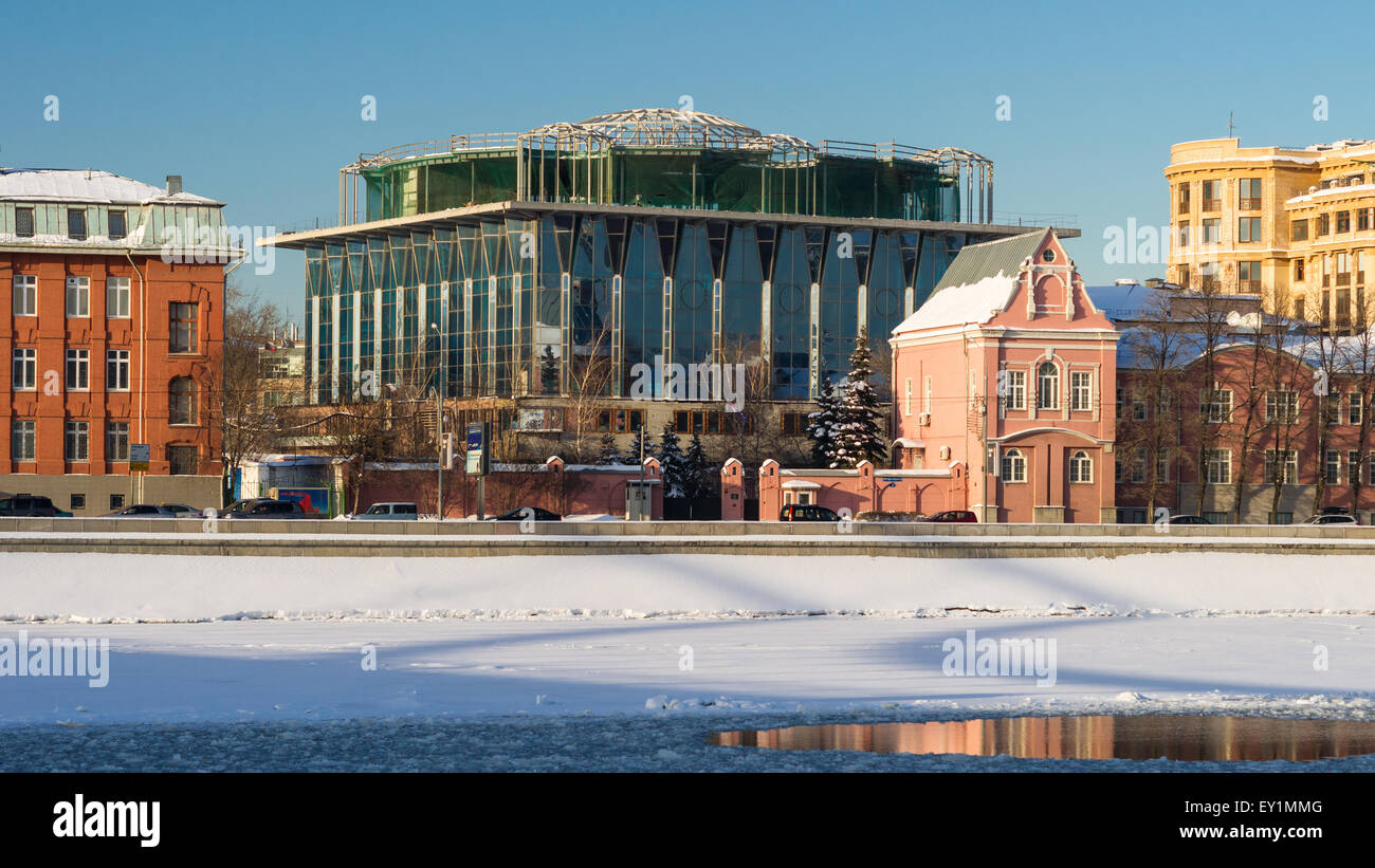 Moskwa-Fluss und Seagull überdachten Schwimmbad (grünes Gebäude) im Winter. Prechistenskaya Damm von der Moskwa. Stockfoto