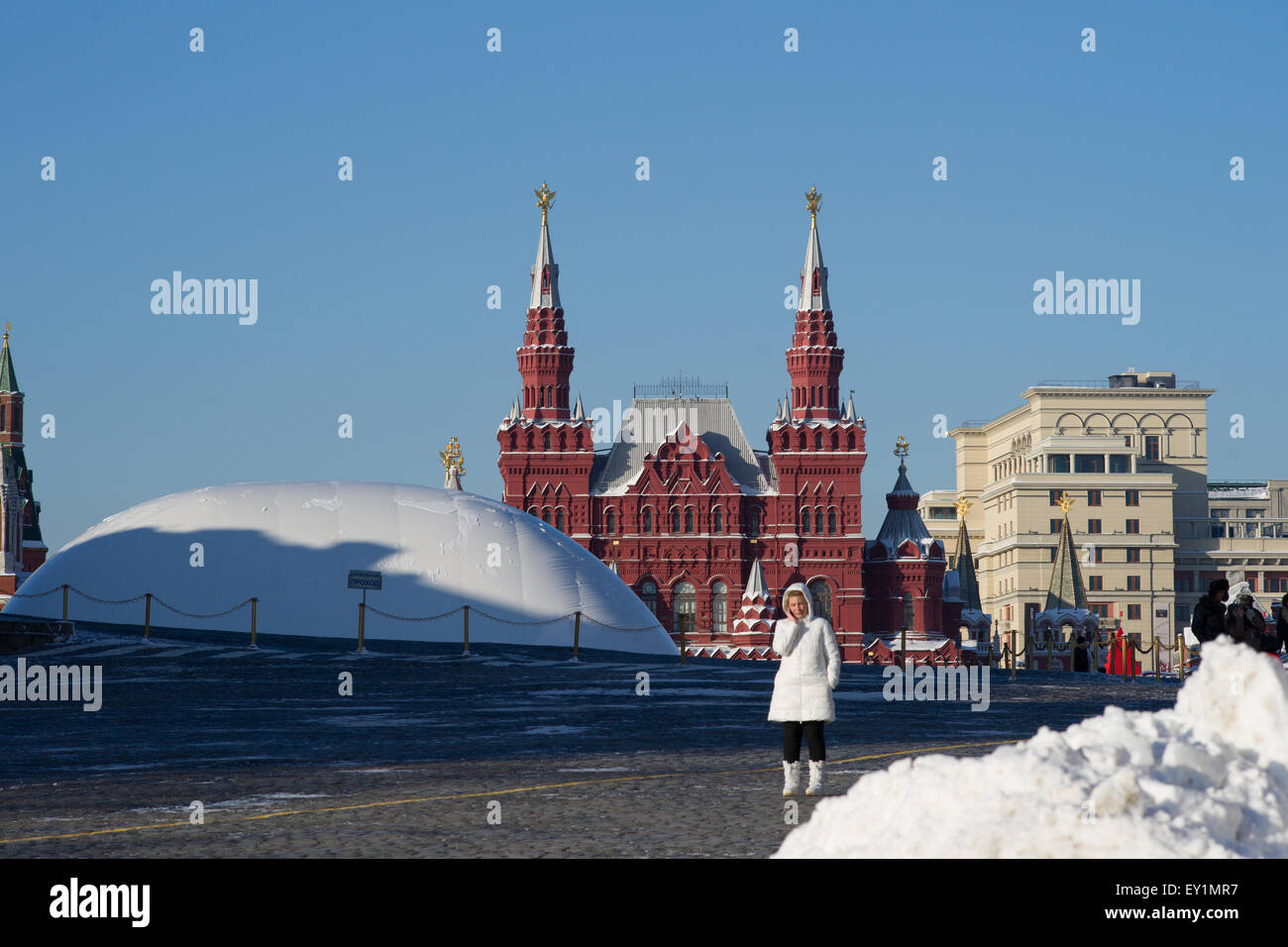 Roten Platz in Moskau, staatlichen historischen Museums Schutzabdeckung über Lenin Mausoleum, das im Umbau im Jahr 2013 wurde Stockfoto
