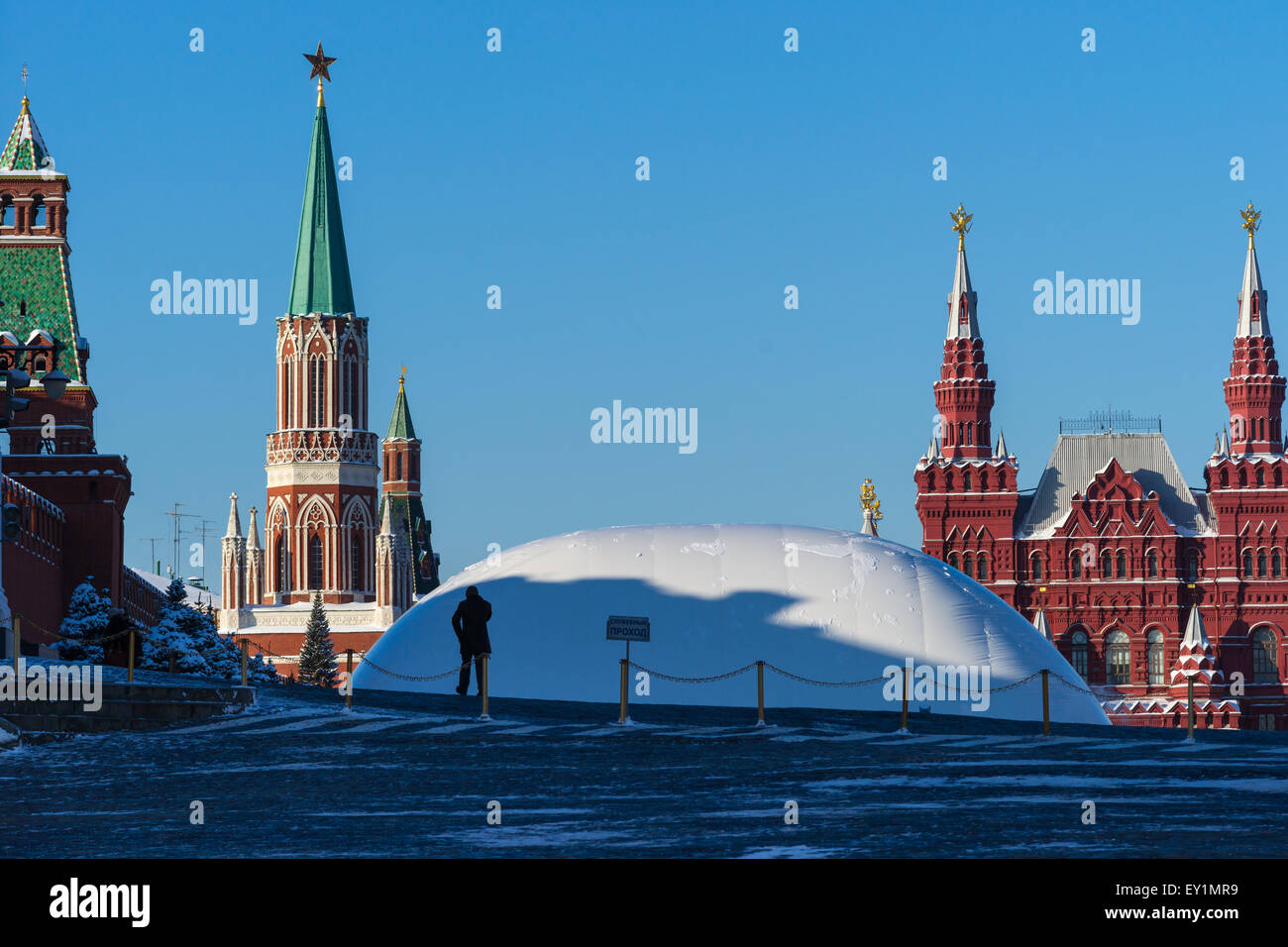 Roten Platz in Moskau, Nikolski-Turm des Kremls, Schutzabdeckung über Lenin mausoleum Stockfoto