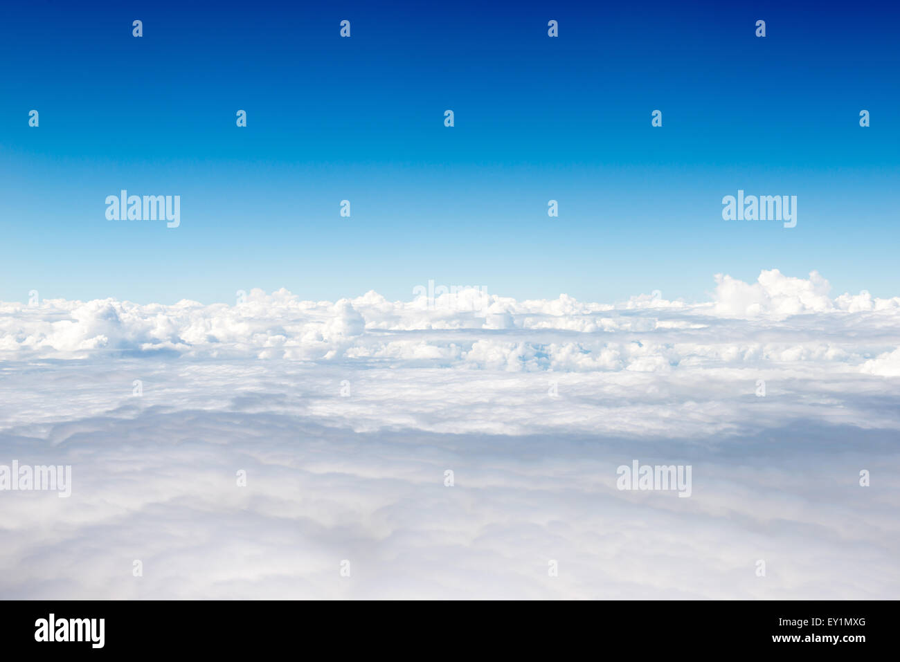 Blauer Himmel mit weißen Wolken Stockfoto