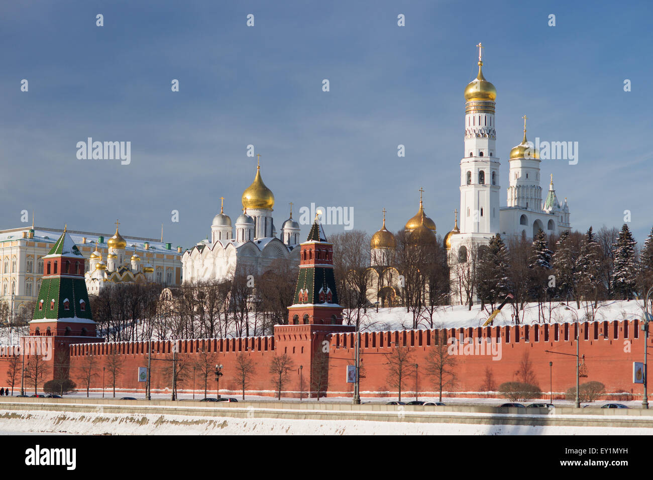 Moskauer Kreml und die Böschung Kreml von der Moskwa in der Wintertag Stockfoto