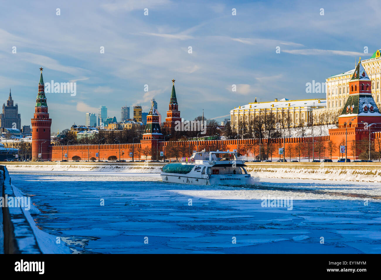 Ganzjährige touristische Flussschifffahrt in Moskau. Ein Freizeit-Boot steigt die gefrorenen Moskwa-Fluss vorbei an den Kreml Stockfoto
