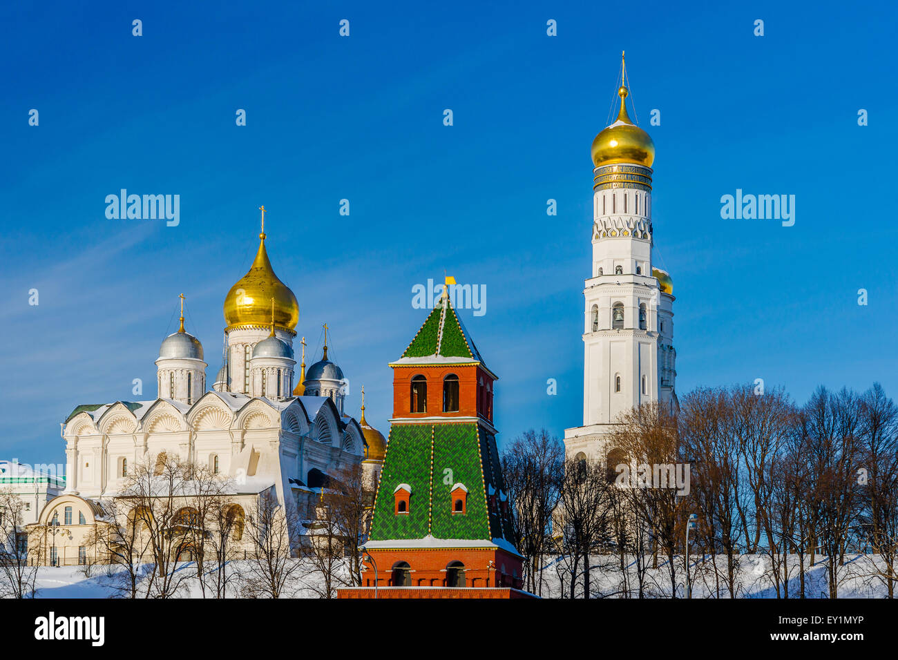 Erzengel-Kathedrale und Iwan der große Glockenturm des Moskauer Kreml in der Wintertag Stockfoto