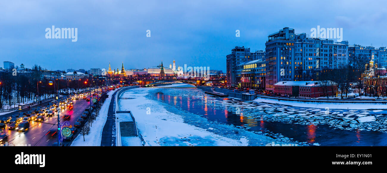 Panorama von der Moskwa und den Kreml Winter nachts. Große steinerne Brücke (Mitte). Das Varieté-Theater (rechts). Stockfoto