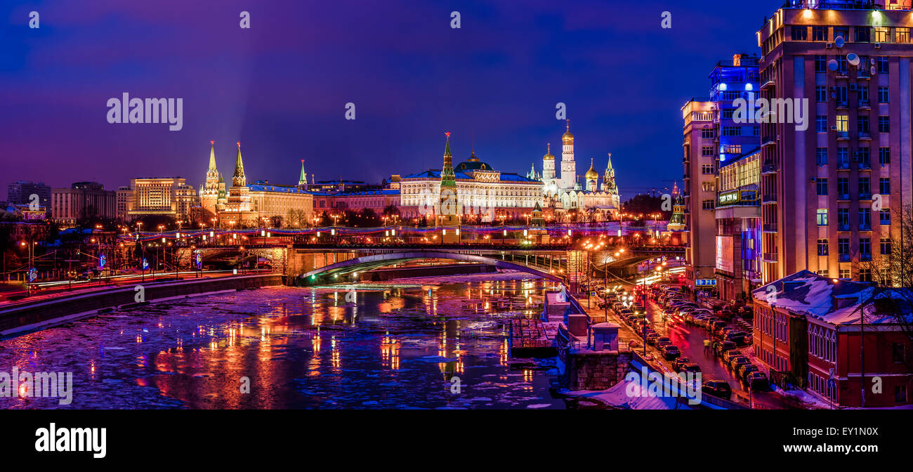 Panorama von der Moskwa und den Kreml Winter nachts. Große steinerne Brücke (Mitte). Das Varieté-Theater (rechts). Stockfoto