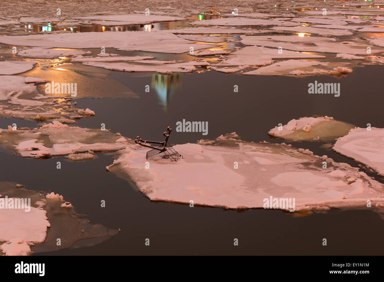 Warenkorb auf einer Eisscholle im Fluss umgedreht Winter nachts Stockfoto