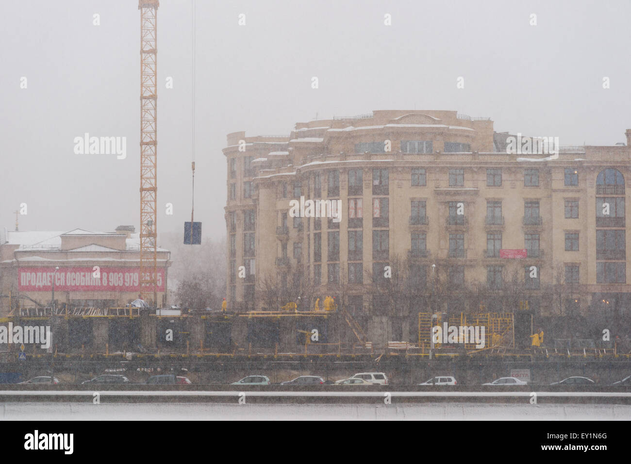 Moskau, Russland, 4. Februar 2013. Schweren Schneesturm. Prechistenskaya Ufer der Moskwa Stockfoto