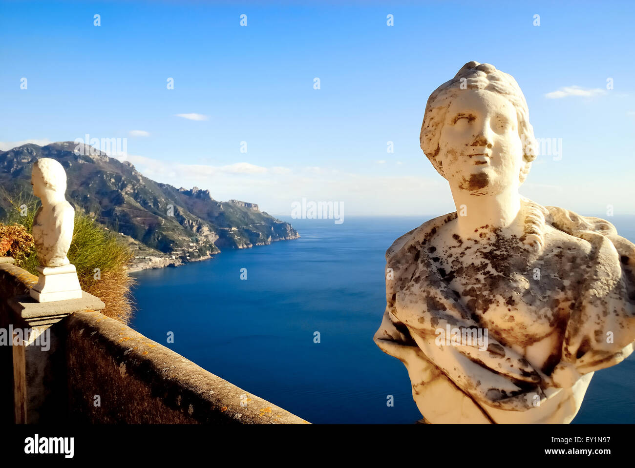 Villa Cimbrone ist ein historisches Gebäude in Ravello an der Amalfiküste Süditalien.  Es ist berühmt für seine malerischen Belvedere. Stockfoto