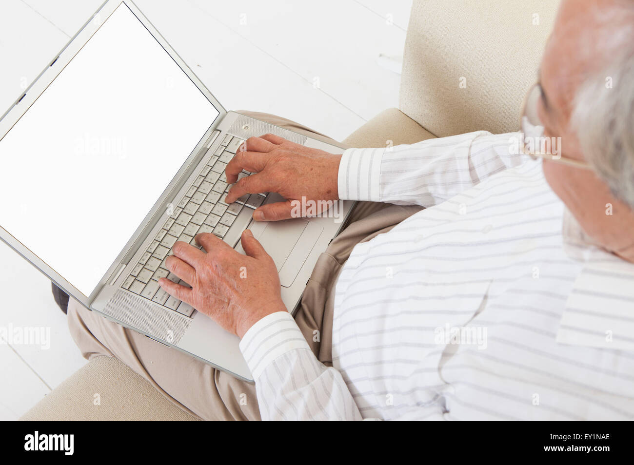 Ältere Mann mit Laptop und schaut, Stockfoto