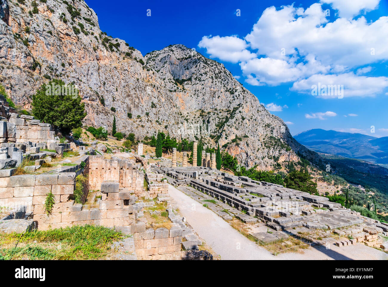Antiken Griechenland. Ruine bleibt der große Tempel des Apollo in Delphi, Griechenland, griechische Kultur Wahrzeichen. Stockfoto