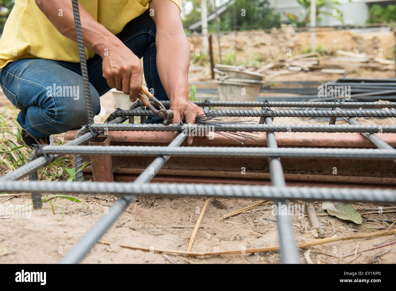 die Arbeiter bereiten Stahlstangen für Hausbau Stockfoto