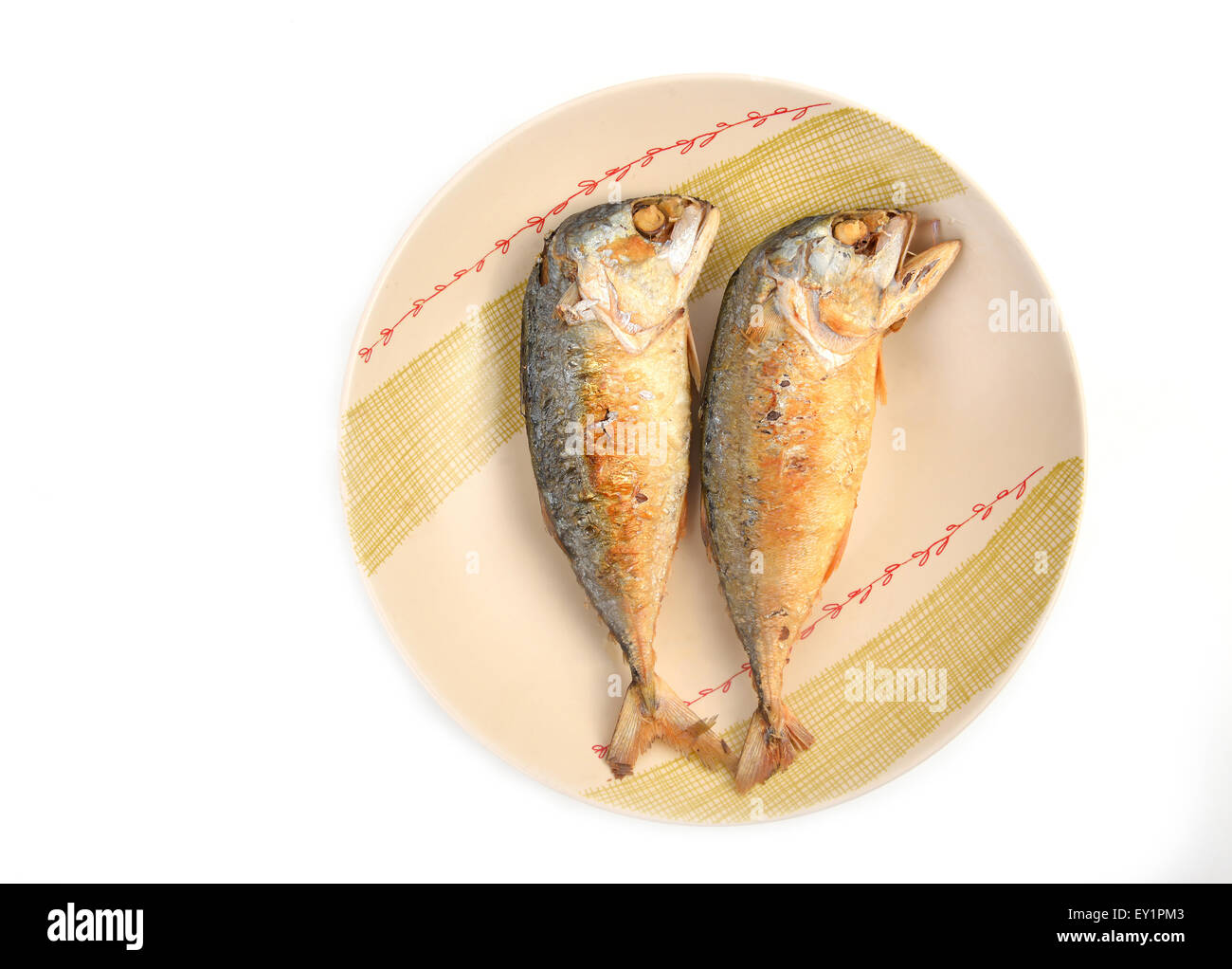 Makrele gebraten auf einem Teller (thailändische Küche) Stockfoto