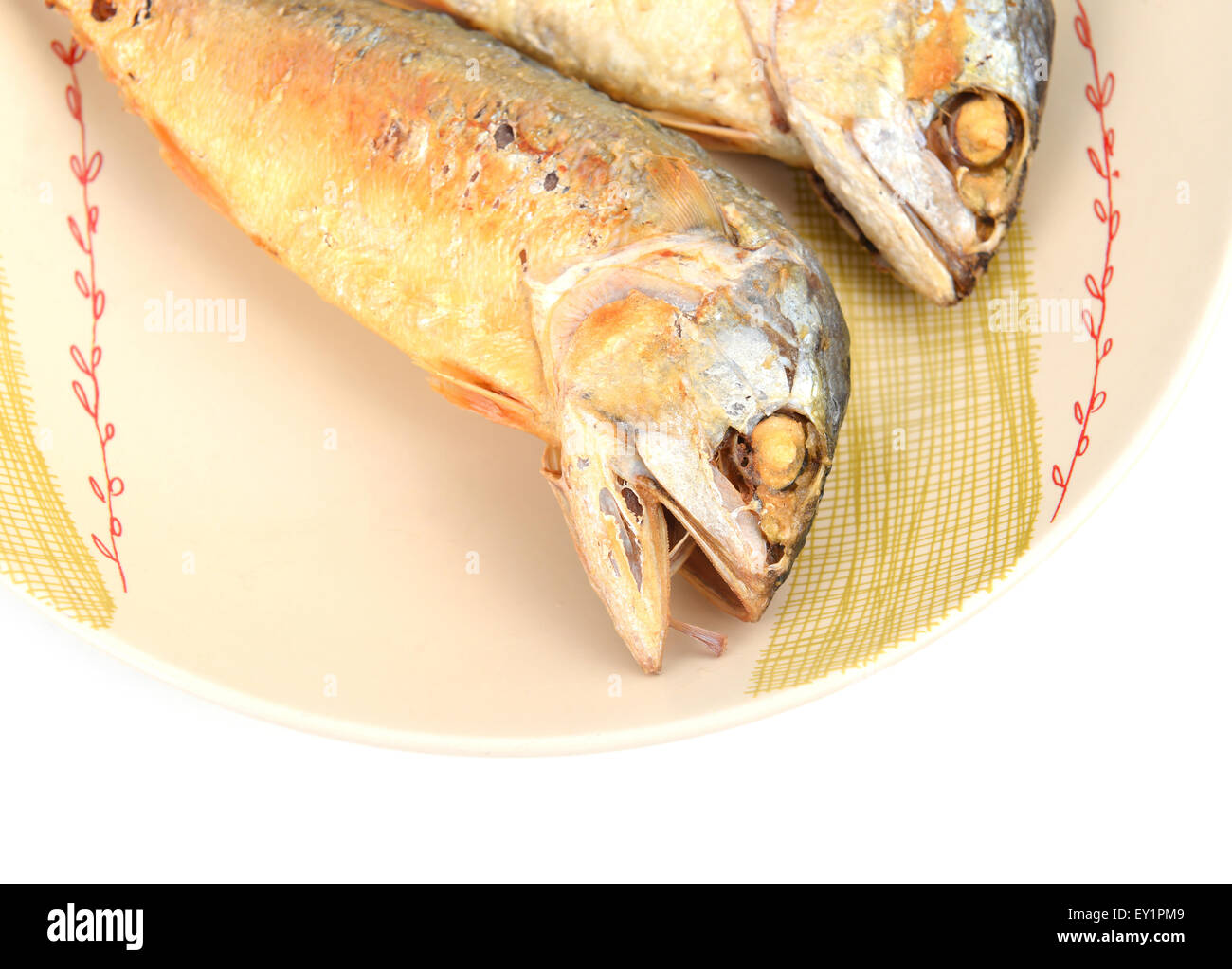 Makrele gebraten auf einem Teller (thailändische Küche) Stockfoto