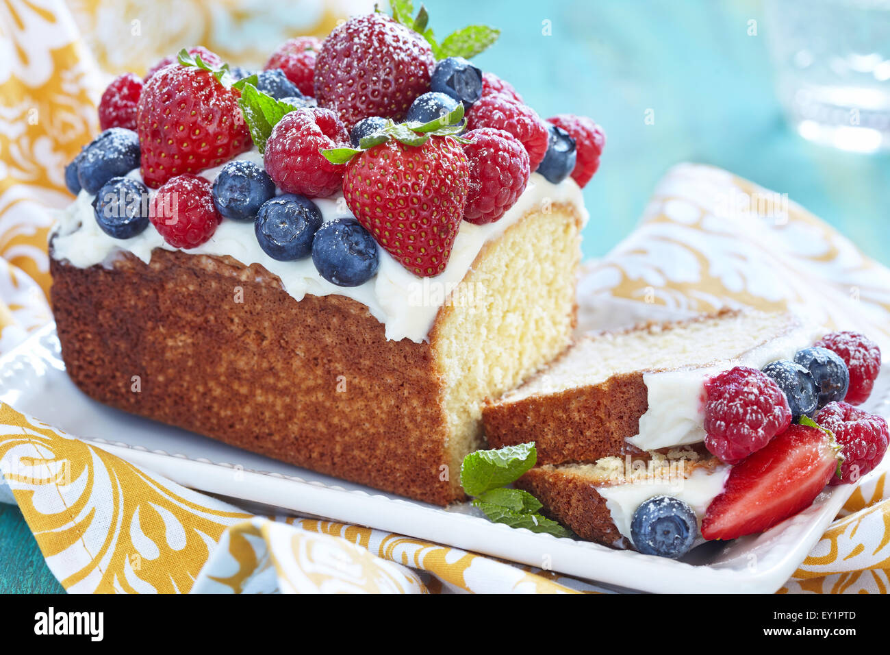 Beeren-Kuchen mit Erdbeeren, Himbeeren und Heidelbeeren Stockfoto